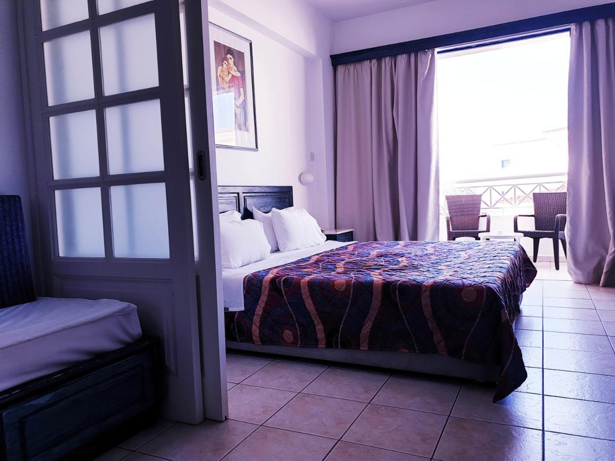 St. George Gardens & Suites Klorakas Kamer foto